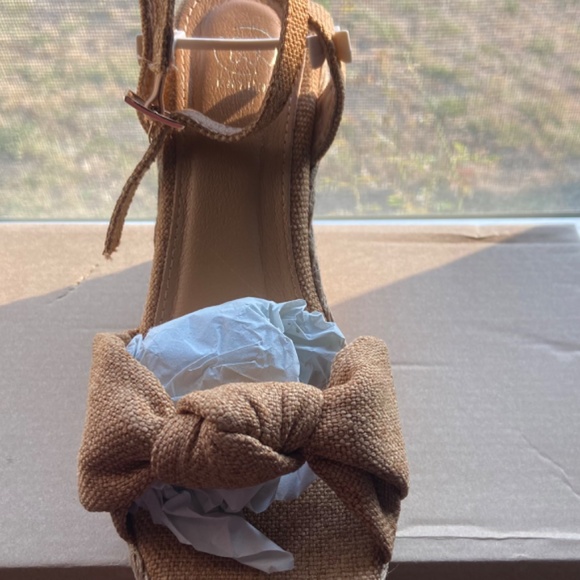 Wedge shoe from Ireland Super cute & Comfortable BRAND NEW - Picture 3 of 5